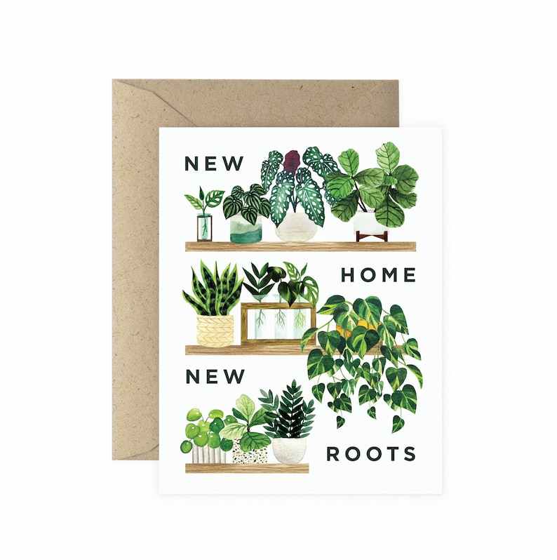 K&ouml;nnte beinhalten: Eine Gru&szlig;karte mit einer Aquarell-Illustration von Topfpflanzen auf Regalen. Der Text auf der Karte lautet "New Home New Roots".