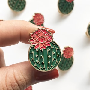 Julia Blooming Cactus Emaille Pin | Leuke Cactus Emaille Pin | Emaille Pins & Accessoires voor Plantenliefhebber | Plant dame glazuur Pin | Broche