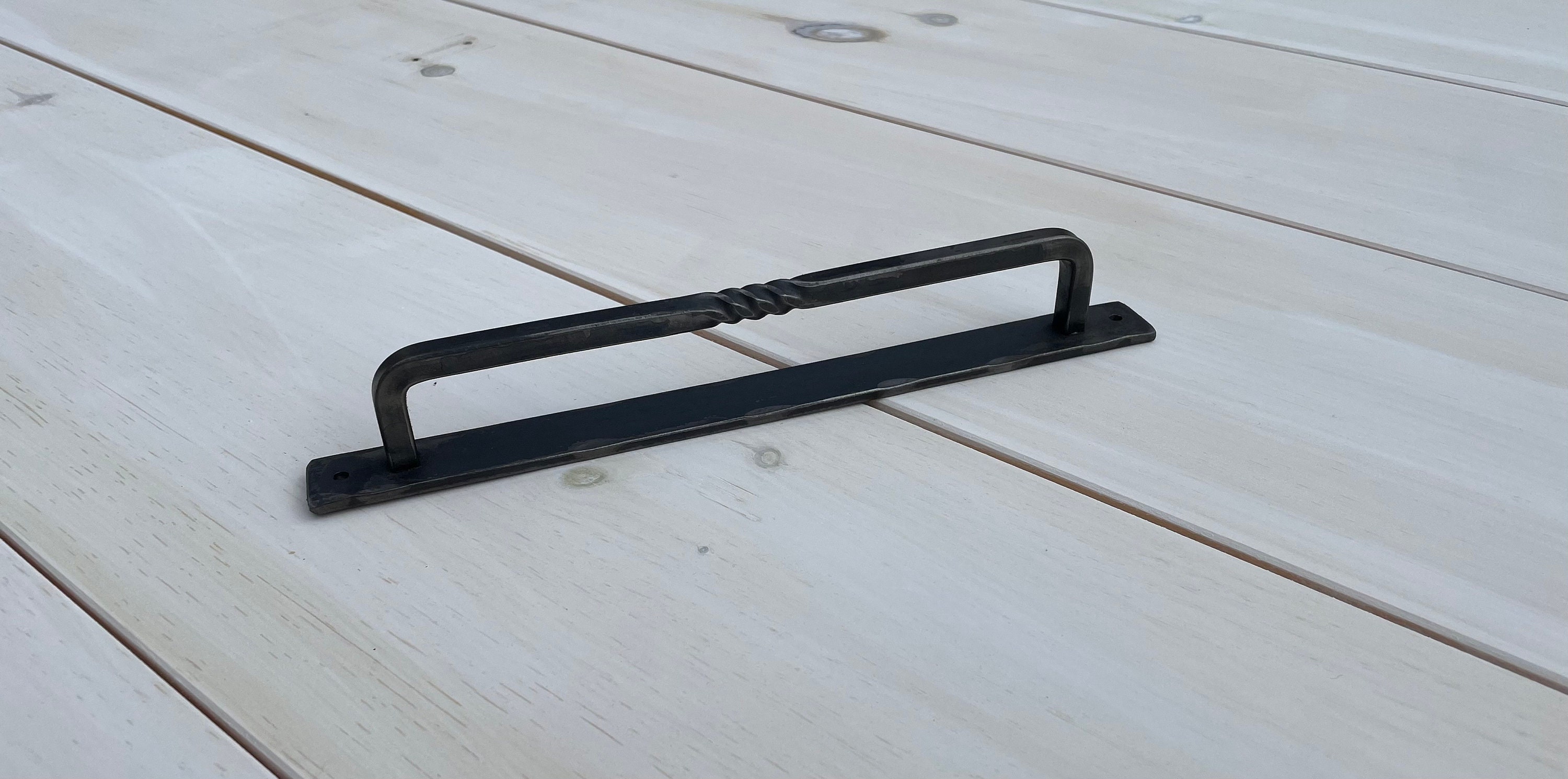 Kitchen cabinet hardware pull with twist