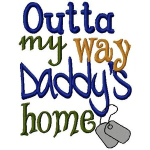 K&ouml;nnte beinhalten: Blauer, gr&uuml;ner und goldener gestickter Text mit der Aufschrift "Outta my way Daddy's home" mit zwei grauen Milit&auml;r-Hundeanh&auml;ngern, die darunter h&auml;ngen.