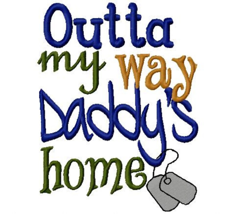 K&ouml;nnte beinhalten: Blauer, gr&uuml;ner und goldener gestickter Text mit der Aufschrift "Outta my way Daddy's home" mit zwei grauen Milit&auml;r-Hundeanh&auml;ngern, die darunter h&auml;ngen.