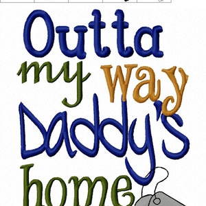 K&ouml;nnte beinhalten: Stickerei mit dem Text "Outta my way Daddy's home" in blauer, gr&uuml;ner und goldener Schrift. Zwei silberne Hundemarken sind im Design enthalten.