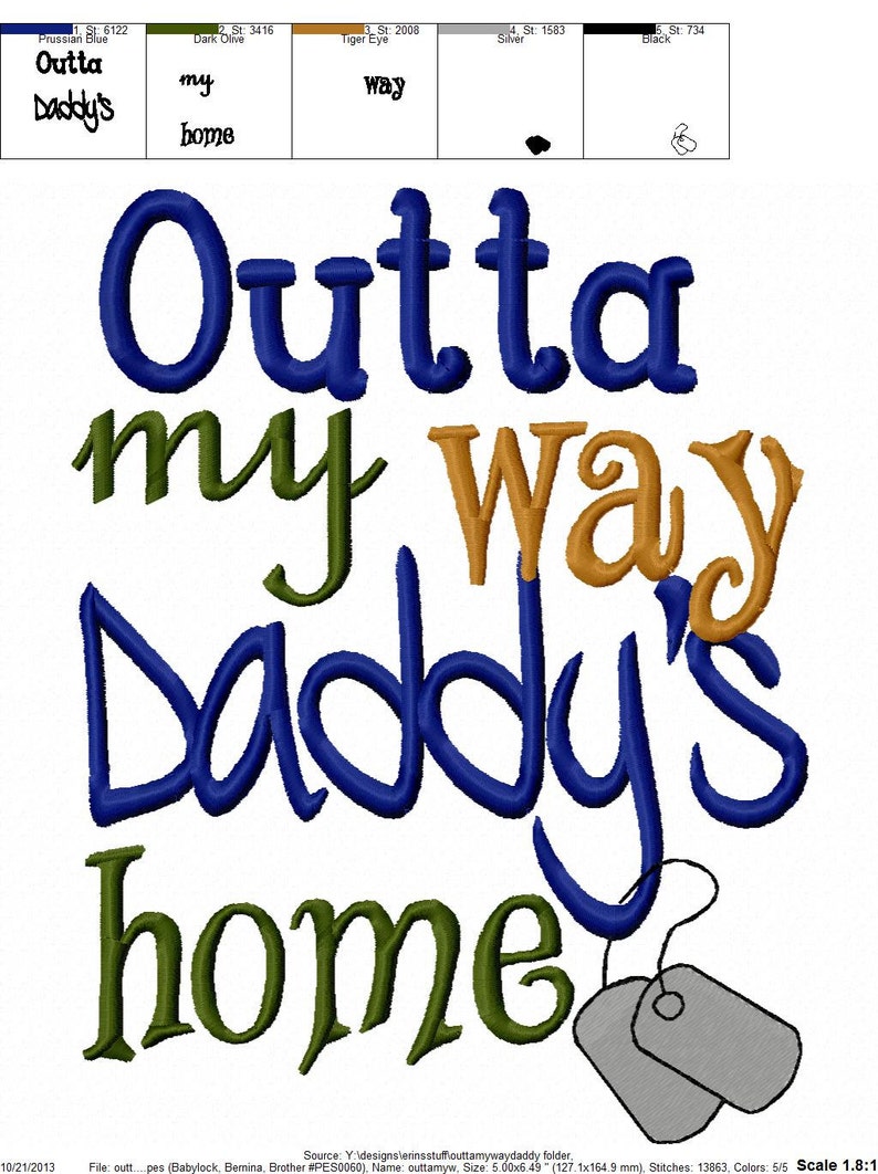 K&ouml;nnte beinhalten: Stickerei mit dem Text "Outta my way Daddy's home" in blauer, gr&uuml;ner und goldener Schrift. Zwei silberne Hundemarken sind im Design enthalten.