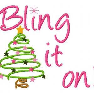 Puede incluir: Texto rosa que dice "Bling it on!" con un árbol de Navidad estilizado verde y marrón con estrellas rosas y negras.