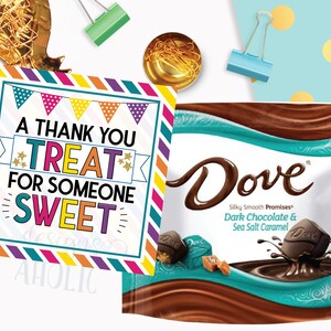 Może przedstawiać: Kolorowa etykieta z podziękowaniem z tekstem "A Thank You Treat For Someone Sweet" i tabliczka czekolady Dove z tekstem "Silky Smooth Promises Dark Chocolate & Sea Salt Caramel".