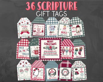 Op de afbeelding: Zesendertig kerstcadeau-etiketten met verschillende feestelijke illustraties en bijbelteksten. De etiketten zijn gedrukt op wit karton met rode en groene accenten. Sommige van de teksten zijn "Deck the Halls", "Peace on Earth" en "Joy to the World".