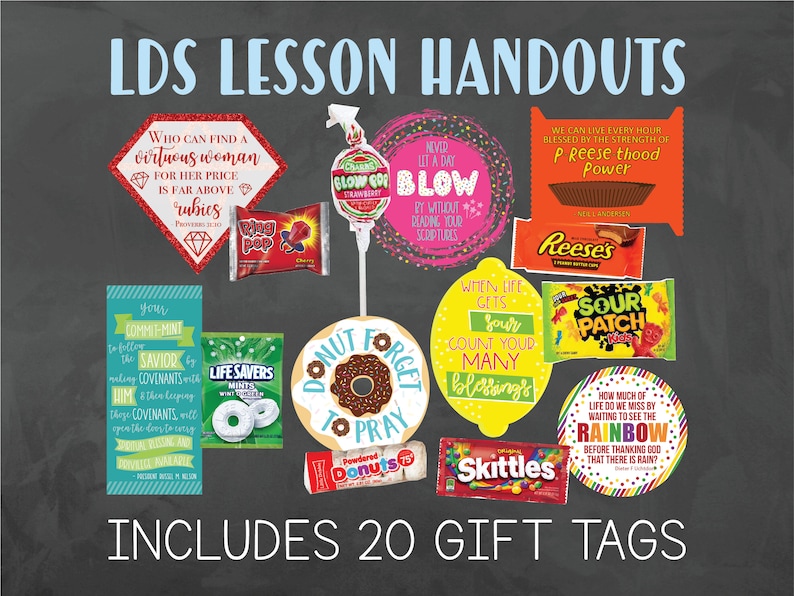 Puede incluir: Un fondo de pizarra negra con 20 etiquetas de regalo coloridas con dulces y citas b&iacute;blicas. Las etiquetas est&aacute;n dise&ntilde;adas para ser utilizadas como ayudas para la lecci&oacute;n de LDS. El texto en las etiquetas incluye citas como "&iquest;Qui&eacute;n puede encontrar una mujer virtuosa?" y "No olvides orar".