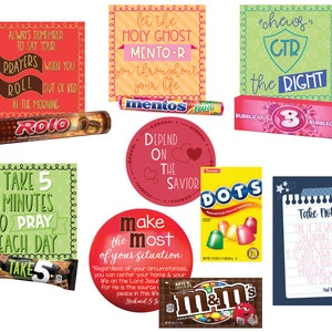Puede incluir: Una colecci&oacute;n de peque&ntilde;as bolsas de regalo llenas de dulces y mensajes inspiradores. Las bolsas incluyen una bolsa roja con una barra de chocolate rolo y un mensaje sobre decir oraciones, una bolsa verde con una barra de chocolate take 5 y un mensaje sobre tomar 5 minutos para orar, una bolsa roja con una barra de caramelo mentos y un mensaje sobre dejar que el Esp&iacute;ritu Santo te gu&iacute;e, una bolsa verde con chicle y un mensaje sobre masticar el chicle correcto, una bolsa roja con dulces dots y un mensaje sobre depender del salvador, una bolsa roja con dulces m&m's y un mensaje sobre aprovechar al m&aacute;ximo tu situaci&oacute;n, y una bolsa azul con un l&aacute;piz y un mensaje sobre tomar notas.
