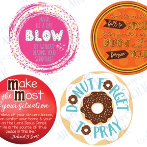 Puede incluir: Cuatro pegatinas redondas imprimibles de colores con citas inspiradoras y gr&aacute;ficos de donuts. La primera pegatina es rosa con chispas blancas y dice "Nunca dejes que pase un d&iacute;a sin leer tus escrituras". La segunda pegatina es naranja con un borde amarillo y dice "No dejes que tu vida se caiga a pedazos. Cuando cometas un error, arrepi&eacute;ntete y el Se&ntilde;or te perdonar&aacute;!". La tercera pegatina es roja con un borde marr&oacute;n y dice "Saca el m&aacute;ximo provecho de tu situaci&oacute;n. 'Independientemente de tus circunstancias, puedes centrar tu hogar y tu vida en el Se&ntilde;or Jesucristo, porque &Eacute;l es la fuente de la verdadera paz en esta vida.' - Richard G. Scott". La cuarta pegatina es blanca con un borde azul y un donut de chocolate con chispas y dice "No olvides rezar".