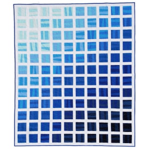 Może przedstawiać: Kołdra w kolorze niebieskim i białym z gradientem niebieskich kwadratów. Kwadraty są ułożone w rzędach i kolumnach, przy czym najjaśniejsze niebieskie kwadraty znajdują się na górze, a najciemniejsze na dole.