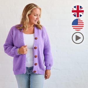 以下が含まれることがあります： 大きな丸い茶色のボタンが付いた、ライラック色の分厚いニットカーディガン。 オープンフロントのセーターは長袖で、リブ編みのテクスチャです。 カーディガンは白いトップスの上に着用し、ブルージーンズと組み合わせています。