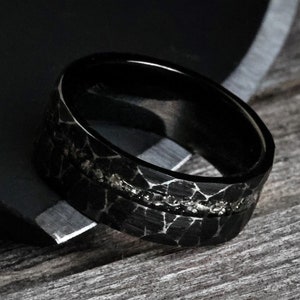 The Voyager, Meteorit Ring, Gehämmerter Ring, Rustikaler Meteorit Ring, Gibeon Meteorit Ring, Schwarzer Ring, Facettiert Ring, 8 mm Ring, Thorum