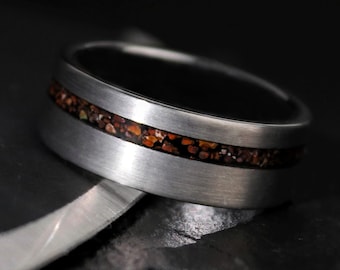 The Fossil, dinosaurusbotring, T-Rex-ring, trouwring, verlovingsring, rode dinosaurusbot, botring, Tyrannosaurusring, Thorum