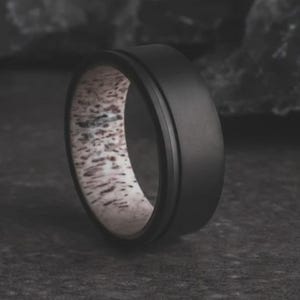 Il cervo, anello con corna di cervo, anello da cacciatore, anello da uomo, fede nuziale in titanio, fede di fidanzamento, regalo per amanti della vita all&#39;aria aperta, fascia con corna di cervo, anello da 8 mm, Thorum