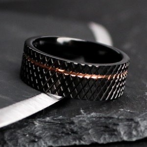 The Grid, gerändelter schwarzer Rosegold Ehering, Herren Verlobungsring, einzigartiger Ehering, 8 mm Ring, Rosegold Ring, Rändel, Thorum