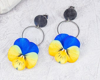 Pansy stud earrings. Bright flower earrings studs. Realistic floral jewelry