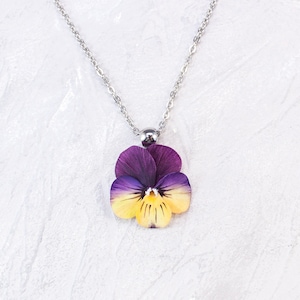 Pingente de amor-perfeito. Colar de flores realista. Presente para amantes da natureza
