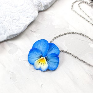 Blauwe viooltjehanger, realistische bloemenketting, viooltje sieradenklei, blauwe bloemenketting