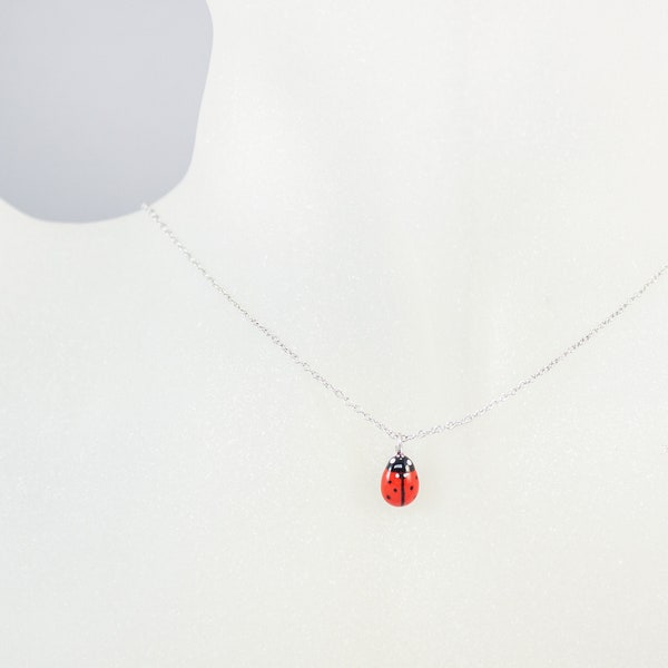 Pendentif coccinelle. Coccinelle miniature réaliste. Joli pendentif