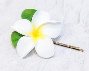 Hair pin white plumeria, Realistic Hawaiian flower frangipani, Bridal hair flower, Tropical hair pin