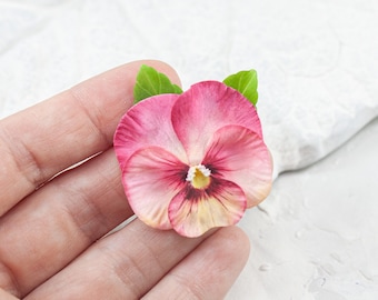 Pansy brooch. Brooch with realistic flowers. Spring brooch with pink Pansy flower and leaves