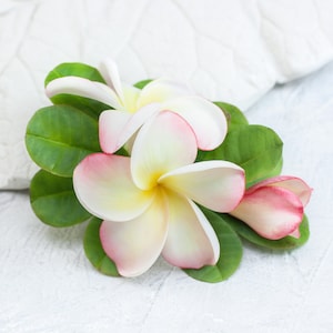 Haarspange mit Plumeria Braut Haarspange mit realistischen hawaiianischen Blumen Tropische Haarspange