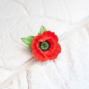 Klaproosbroche. Rode poppy reversspeld. Bloemensieraden geboorte augustus