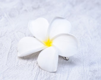 Hair clip plumeria. Realistic hawaiian flower. Bridal hair flower. Tropical hair clip