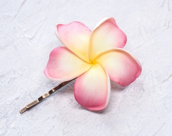 Plumeria hair pin. Realistic Hawaiian hair flower. Tropical bridal hair pin.