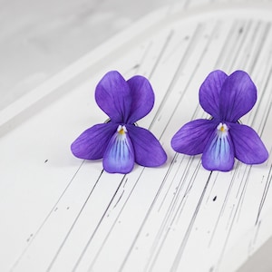 Violette Blumen Ohrringe: Handgemachte Realistische Blumen Schmuckstücke
