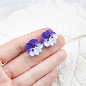 Mini Stiefmütterchen Ohrstecker. Realistische Blumen Ohrringe. Miniatur Blumen Ohrstecker