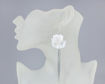 Lange oorbellen met hortensia Bloemen bruids oorbellen Bruiloft oorbellen met parelmoer bloemen. Avondmode sieraden