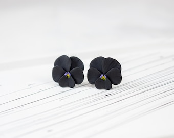 Mini brincos de amor-perfeito preto: flores de argila de polímero feitas à mão
