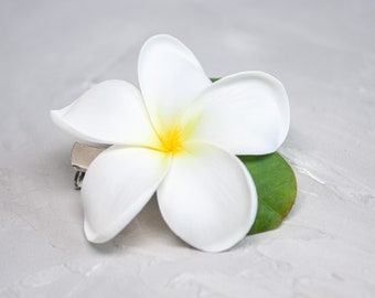 White plumeria hair clip, Realistic hawaiian flower, Bridal hair flower, Tropical hair clip