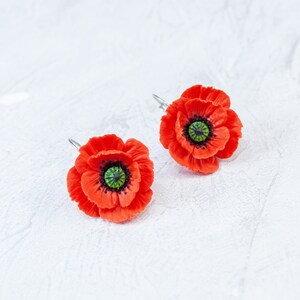 Red poppy earrings. Polymer clay flowers. Poppy jewelry. Red flower earrings. Botanical earrings. Floral jewelry image 2