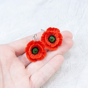 Red poppy earrings. Polymer clay flowers. Poppy jewelry. Red flower earrings. Botanical earrings. Floral jewelry image 4