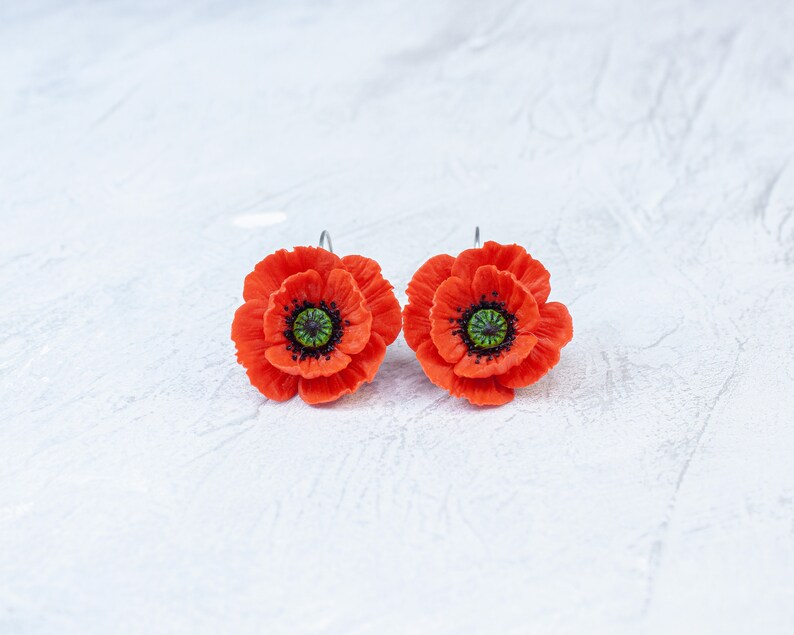 Red poppy earrings. Polymer clay flowers. Poppy jewelry. Red flower earrings. Botanical earrings. Floral jewelry image 7