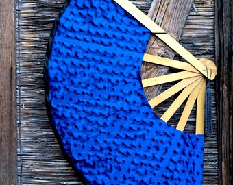 Arta V: Atitude festiva em azul elétrico com bolinhas