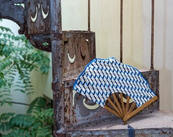Geometrias de encruzilhadas. Leque de madeira artesanal.