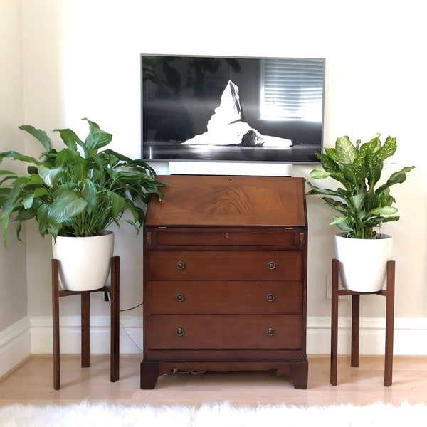 Sleek and Elegant Plant Stand - Instantly Download