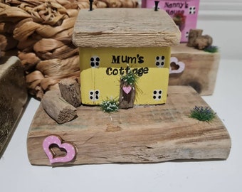 Mums cottage.lemon house Set on driftwood with pretty garden.perfect mothers day gift, also have nanny and nans cottages.