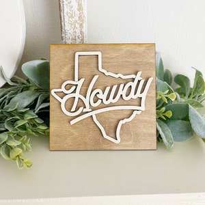 Howdy Texas Sign – Mini Wood Tiered Tray Decor – Rustic Western Greeting Sign – State of Texas Wall Accent – Handmade Southern Decor