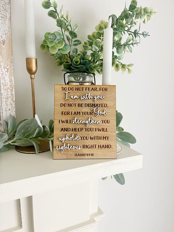 Isaiah 41:10 Bible Verse Sign – “Do Not Fear” Wooden Scripture Decor for Shelf or Tiered Tray
