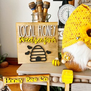 Letrero de granja de abejas con miel local / Decoración de bandeja escalonada con temática de abejas / Adorno de estante de miel de granja / Mini letrero rústico de verano