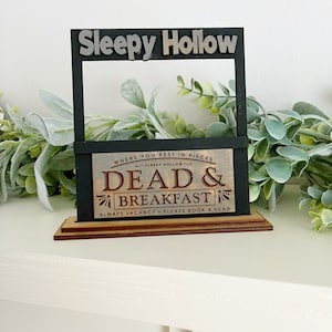 Enseigne Sleepy Hollow Dead & Breakfast - Mini décoration d'auberge d'Halloween - Enseigne de plateau effrayant à plusieurs niveaux - Déco motel gothique Rest in Pieces