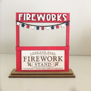 Stand de feux d'artifice du 4 juillet – Décoration patriotique de plateau à plusieurs niveaux | Mini plaque rustique Americana | Présentoir du jour de l'indépendance à la ferme