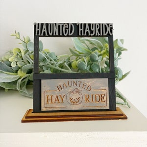 Haunted Hayride Stand Schild - Halloween Tiered Tablett Dekor - Mini Marktstand - Rustikales Herbst Shelf Sitter - Bauernhaus Halloween Schild