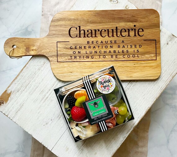 Planche à Charcuterie Originale En Bois - Forme Amusante - Pour Fromage, Vin, Apéritif - Cadeau Unique & Rigolo - 2