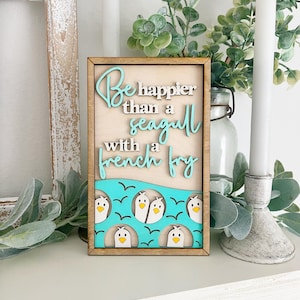 Panneau Soyez plus heureux qu'une mouette avec une plaque de frites – Décoration de plateau amusante à plusieurs niveaux sur la plage – Mini plaque Coastal – Plaque de mouette en bois en couches faite main