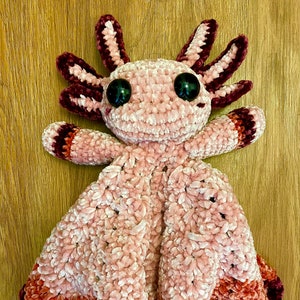 Velvet Axolotyl Lovey: pm for yarn color options